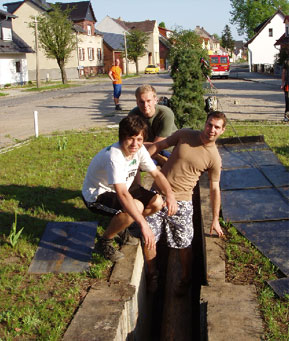 Clemens Schützka, Marcel Gronauer, Marcel Gramkow (von vorn) beim Maibaumstellen im letzten Jahr 	Foto: H. Nattke