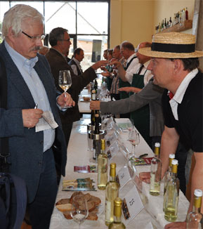 In der Granoer Weinscheune kann man heute (Sa.) verschiedenste Jungweine, auch aus ganz kleinen Anbaugebieten, von Brandenburger Winzern probieren 	Foto: CGA-Archiv/Ha.