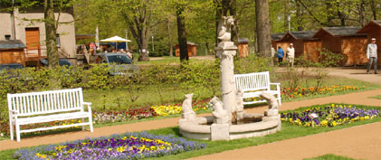 Von bunten Blüten umgeben, sprudelt auch der Bärenbrunnen wieder. Der neue Kaskadenbrunnen wird es diesem am 14. Juni gleichtun 