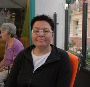 Die Vorsitzende der Forster SPD, Anett Müller, sitzt in einem Café mit Blick zur Promenade. Mit einer Bürgerbeteiligung, sagt sie, hätte man hier vieles besser angehen können  Foto: M.K.