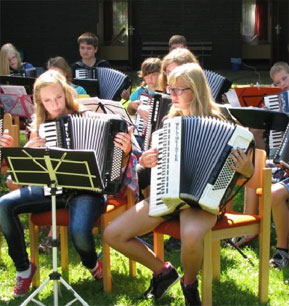 Das Akkordeonensemble der Musikschule   F: Musikschule