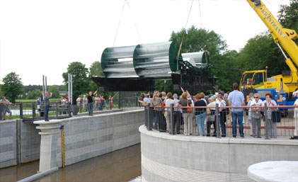 Das Einsetzen des zehn Tonnen schweren Wasserkraftwerkes vor das Mühlgrabenwehr zog zahlreiche Zuschauer am Mittwoch an 	Fotos: Mathias Klinkmüller