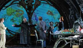 Jules Verne eine Woche lang auf der Cottbuser Theaterbühne! Kapitän Nemo (Andreas Jäpel) steuert in abenteuerliche Tiefen, das Ensemble singt sich in schrille Höhen. Viel Show, nicht so viel Musical... 