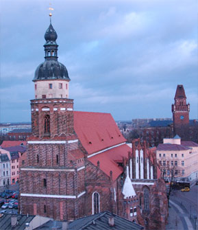 Am 17. Juni 1988 bekam die Oberkirche St. Nikolai nach    über 43 Jahren ihre        Haube zurück 