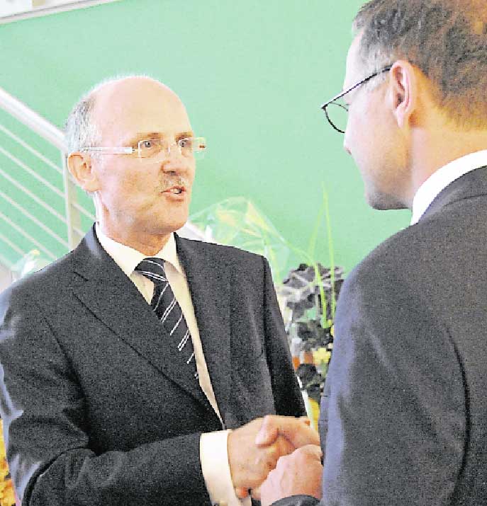Landtagsabgeordneter Jens Lipsdorf (FDP, r.) dankt dem scheidenden Präsidenten Prof. Dr. Günter Schulz für „viel Herz und Verstand im schweren Hochschul-Amt“ 