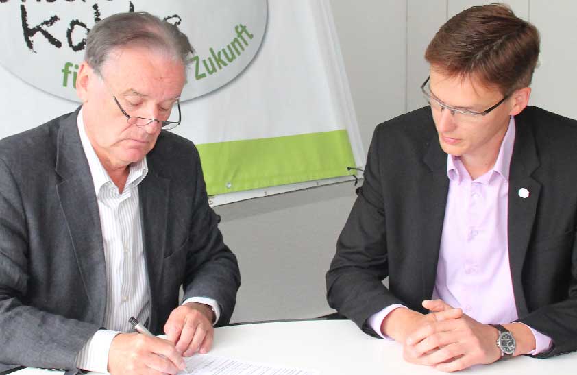 Die Cottbuser Wolfgang Rupieper und René Fornol eröffneten die Unterschriftenlisten „fürs Revier“ 