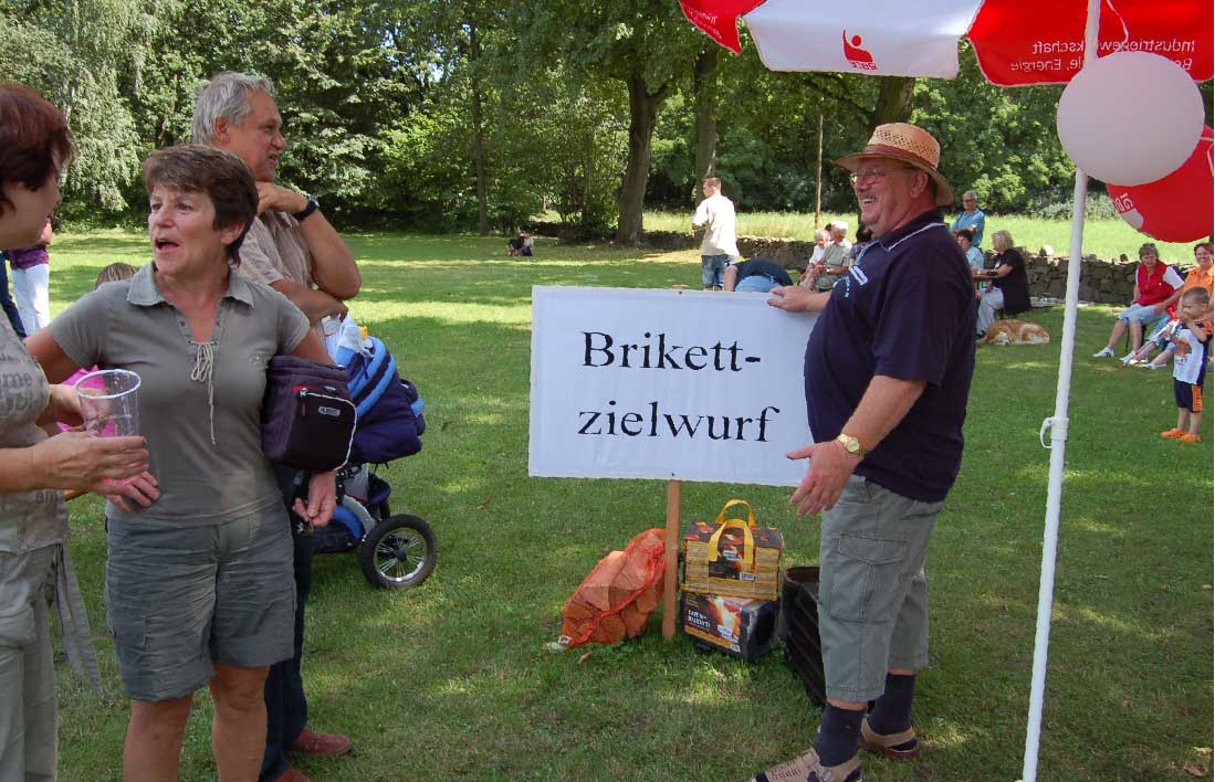 Brikettzielwerfen und steinzeitliches Handwerk gehören zum Programm am Bergmannstag