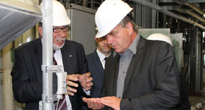 ATT-Geschäftsführer Krzysztof Pienkowski (l.) erklärt dem Minister die Polyamid-6-Produktion am Gubener Standort. Der Kunststoff wird weltweit zur Herstellung technischer Fasern, Teppichfasern oder Verpackungsfolien verwendet 