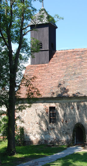 Die schöne alte Feldsteinkirche mit hölzernem Turmaufsatz und Helm schmückt den Ort Casel, der für sein Johannisreiten bekannt ist SAX