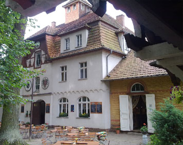 Die malerische Pohlenz-Schänke ist das älteste Gasthaus im Spreewald. Bei Hochwasser, so wie jetzt, gibt es dorthin keine Kahnfahrten. Mit Auto, Fahrrad oder zu Fuß ist die schöne Gaststätte erreichbar. Und der weite Weg lohnt sich