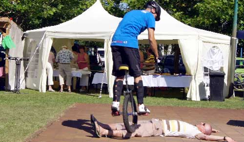 Im vergangenen Jahr sorgten waghalsige Fahrrad-Künstler für ein spannendes Programm. In diesem Jahr geben Vierbeiner bei der Hundeshow ihr Bestes, und auch ein ganz besonderer Akrobat wird die Zuschauer zum Staunen bringen
