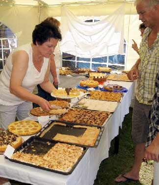 Wer Kraft beim Sportfest lässt, kann sich wieder bei Kaffee und Kuchen stärken. Auch der Grill des Sportvereins wird heiß laufen