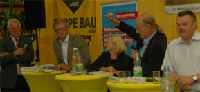 Auf Einladung der IHK und der HWK diskutierten v.l.: Ulrich Freese (SPD), Prof. Dr. Martin Neumann (FDP), Birgit Wöllert (Die Linke), Wolfgang Renner (Grüne) und Dr. Klaus-Peter-Schulze (CDU) über die Zukunft der Braunkohle 	Foto: M.K.