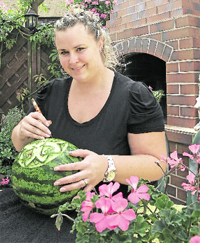 Eileen Ott, Inhaberin des Landhauses „Zur kleinen Puppenstube“, wird am kommenden Wochenende ihren Gästen zeigen, wie man Obst und Gemüse kunstvoll verzieren kann 	Fotos: BeWe