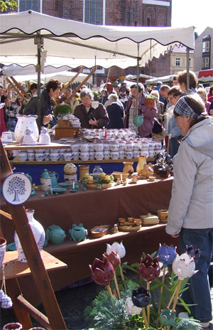 Die ganze Vielfalt an Töpferwaren  ob als täglicher Gebrauchsgegenstand oder als Schmuck für Wohnung, Balkon oder Terrasse  ist beim alljährlichen Töpferfest auf dem Oberkirchplatz zu finden. Töpfer aus oft sehr kleinen Werkstätten kommen aus ganz Deutschland Fotos: cga-Archiv