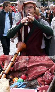 Unterwegs auf dem Töpfermarkt sind die fiedelnde Inge und der flötende Peter mit fröhlich lästerlichen und liederlichen Liedern