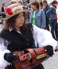 Unterwegs auf dem Töpfermarkt sind die fiedelnde Inge und der flötende Peter mit fröhlich lästerlichen und liederlichen Liedern