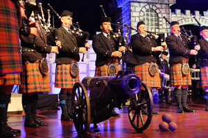 Cottbus (MB). Keltischen Zauber und schottische Lebensfreude verspricht die Schottische Musikparade am 21. November um 20 Uhr in Cottbus. Dudelsackspieler, Trommler, Musiker, Sänger und Tänzer - allesamt direkt aus dem schottischen Edinburgh - nehmen das Publikum mit auf eine Reise durch Schottland. 