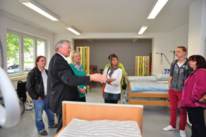 Ronald Heinold (2.v.li.), Direktor der Lausitzer Wirtschafts- und Gesundheitsakademie in Cottbus, hatte am Dienstag gemeinsam mit den Pädagogen alle Hände voll zu tun, die Interessenten durchs Schulhaus zu führen Foto: Ha.