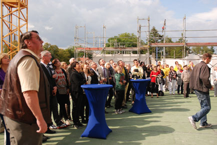 Gemeinsam mit Mietern und Handwerkern ist am 13. September das feierliche Richtfest des Carré am Spreegarten in Spremberg begangen worden. Gespannt schauen die Gäste zu, wie der Projektentwickler Erik Weber (Foto oben) den letzten Sparrennagel einschlägt. Das Objekt wird den baulichen Charakter der Perle der Lausitz prägen Fotos: M. Klinkmüller