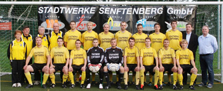 Die I. Männermannschaft (Landesliga Süd). Obere Reihe v. links: Lutz Vennedey, Ullrich Kallasch, Trainer Steffen Rietschel, Patrick Wedekind, Christian Rabe, Ralf Löwa, Steven Pötschke, Guido Hausdorf, Georg Hübner, Toni Twarz, Stadtwerke-Geschäftsführer Detlef Moschke, Präsident Herbert Tänzer. Vorn: Christel Lüderitz, Alexander Rabe, Danny Krüger, Thomas Kandler, André Terna, Denny Miersch, Martin Hornung, Christoph Wenzel, Georg Freund und Uwe Bierfreund. Es fehlen Assistenztrainer David Schmidt und zehn Spieler    	Foto: Verein