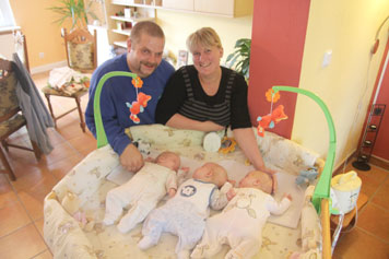 Christian und Ninett Simmermeier mit ihren drei Babys. Die Großräschener haben sich auf die neue Lebenssituation gut eingerichtet. Jayson, Louisa und Emely werden sich in wenigen Monaten schon im Bettchen balgen   Foto: Autor