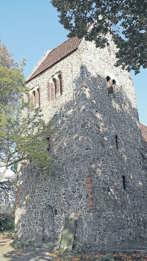 Das Bild der alten Wehrkirche von Zaue wird Leichhardt ein Leben lang begleitet haben. Hier bei Pfarrer Rödelius bekam er ersten Unterricht. Er empfahl ihn für die Höhere Schule in Cottbus. Der Junge war schwärmerisch in eines der Mädchen der Pastorenfamilie verliebt