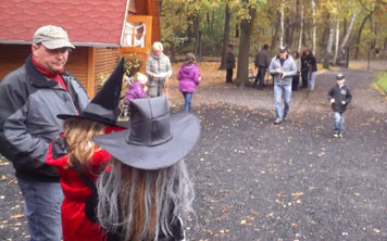 Kleine Annahütter Hexen machen sich auf den Weg zum zweiten magischen Treffen  	Foto: Freizeitzentrum Ökotanien