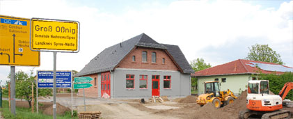 An der B97 zwischen Cottbus und Spremberg wurde die Dorfschule zum Dienstleistungszentrum mit Feuerwehr-Gerätehaus umgebaut. Im Rahmen der 600-Jahrfeier vom 24 bis 26. Mai wird das sanierte Gebäude eröffnet 	Fotos: M.K.