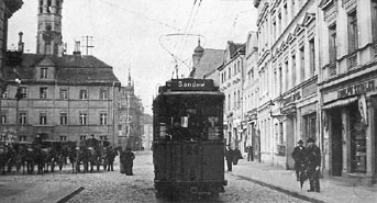 Eine Rarit&auml;t ist diese Aufnahme der Cottbuser Stra&szlig;enbahn, die sicher auch die Herzen Gubener Bahn-Enthusiasten h&ouml;her schlagen l&auml;sst. Gut erkennbar sind bei dieser 24 die B&uuml;gel-Abnehmer. Aufgenommen wurde die Bahn, die 1903 in Breslau gebaut wurde, auf dem Altmarkt mit Rathaus (li) in den 1920er-Jahren