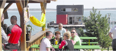 Es hat viele Schlagzeilen gebracht, das schwimmende Haus auf dem Gräbendorfer See. Die Tauchschul-Vorsaison wird aber jetzt erst einmal auf dem Festland genossen