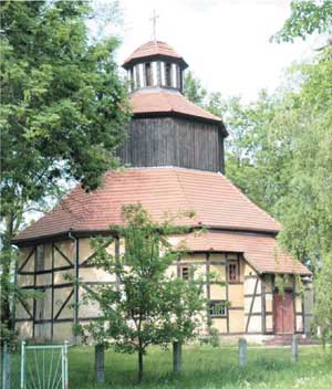 In Schenkendorf / Sekowice südlich von Guben blieb diese achteckige Fachwerkkirche der Johanniter erhalten. Der Ort und weitere wurden 1512 von Familie von Köckritz an den Orden verkauft, wo sie bis 1811 blieben.