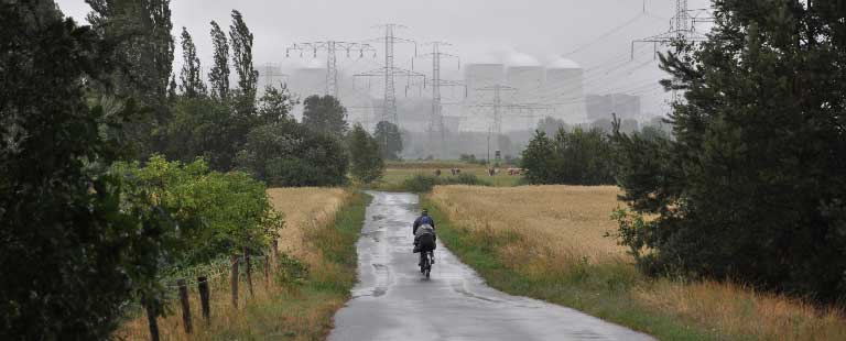 Auch bei Regenwetter kann eine Radfahrt durch die Wälder und Felder nördlich und westlich von Peitz ein eindrucksvolle Unternehmen sein, wie dieser Blick auf das diesige Kraftwerk ahnen lässt.