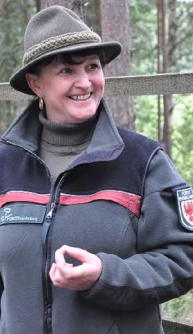 Richtige Kleidung ist natürlich vorauszusetzen, findet auch Forstinspektorin Ute Steinberg , die Besuchern der Waldschule auf ihrer Führung durch den herrlichen Buchen-, Eichen- und Douglasienforst Spannendes zu berichten weiß