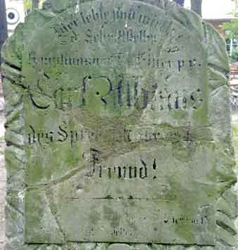 Wer der Schriftsteller Carl Albinus im Range eines Hauptmannes war, dem Freunde im Garten der Pohlenzschänke einen Gedenkstein setzten, konnte die Radler-Redaktion leider nicht ermitteln. Nahe liegt, dass dahinter ein Künstlername steckt, der auf den englischen Albinus abhebt, der römischer Cäsar wurde