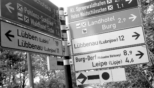 Das könnte auch alle Richtungen heißen. Am schnurgeraden Polenzweg gibt es diesen Wegweiser, der nach rechts zu einem romantischen Pfad Richtung Waldschlösschen und weiter nach Leipe zeigt. Dem folgen wir