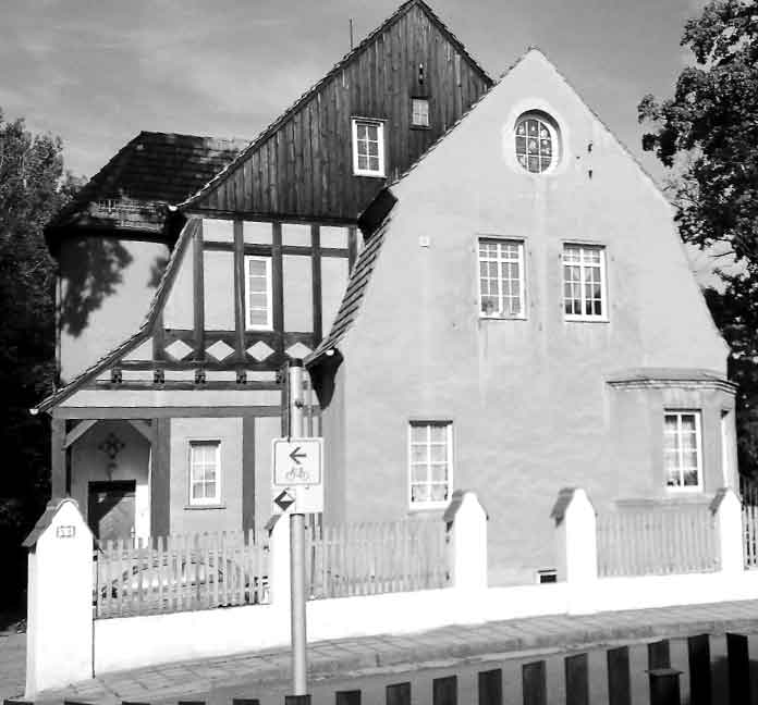 Zwischen Spremberg und Bad Muskau, altem Grenzland zwischen Brandenburg und Sachsen, ist viel Edles zu finden. Lieskau rühmt sein verbautes Schloss, wirklich wertvoll aber ist nur diese Jugendstilvilla gleich daneben, die etwas Auffrischung braucht