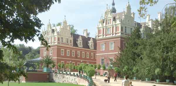Das Muskauer Schloss präsentiert sich wieder so schön wie zu Pücklers Zeiten. 1785 ist er hier geboren, 1845 verließ er Muskau und ging nach Branitz bei Cottbus