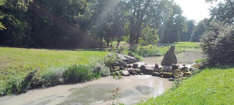 Der Neißelauf und die nach beiden Seiten aufsteigende Landschaft geben dem Muskauer Park den Charakter. Der Parkschöpfer hat zudem Stromschnellen geschaffen