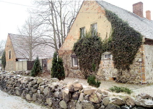Malerisches Steinitz: Links Blick über die erneuerte Feldsteinmauer zum Sozial-Kulturellen Integrationsprojekt Stei-nitzhof und zur Kirche des Dorfes. Oben: Normal bewohnter Drei-Seiten-Hof, erbaut aus einer Mischung von Feldsteinen und gebrannten Lehmziegeln, davor die typische Einfriedung