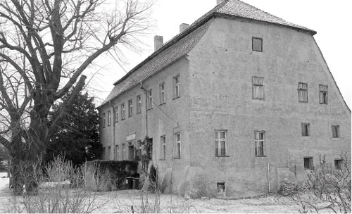 Solche Gutsherrenhäuser heißen umgangssprachlich meistens Schloss. Auch das hier in Steinitz. Es trägt im Türsturz die Jahreszahl 1749, ist aber sicher älter, wie der gotische Grundbau zeigt. Die Geschichte der Herren erzählt sich schwer, weil Steinitz einst geteilt war wie später Berlin. Mitten durchs Dorf ging die sachsen-preußische Grenze