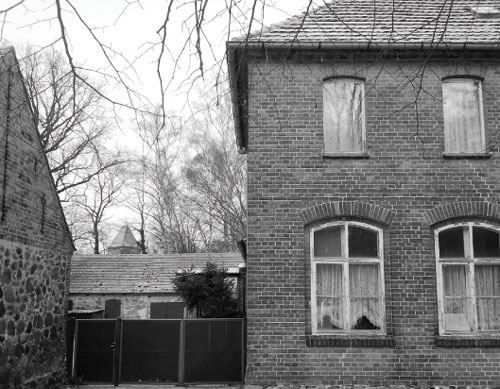 Die Dorfschule, ein Dreiseitenhof mit Blick zur Kirche, die sie erbaute, ehe Schulunterricht Staatsangelegenheit wurde