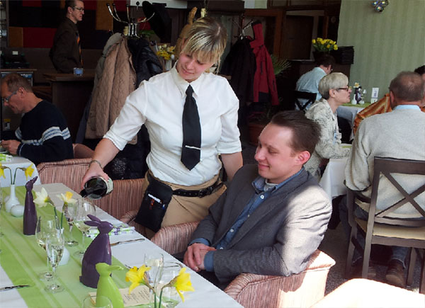 Es war für viele Ausflügler DIE Osterentdeckung: In Peitz direkt zwischen Hälterteich und Hüttenwerk gibt es wieder ein erstklassiges Restaurant zur gepflegten Einkehr. Im Dreiklang TeichGUTPeitz hat das Mittelwort Doppelsinn: Im Gebiet des FischereiGUTes findet wirklich GUTe Gastronomie statt. Die moderne Ausstattung ist hell und geschmackvoll, die Küche meisterlich, die kleine Weinkarte überraschend gut und der Service geradezu liebevoll ums Gästwohl bemüht