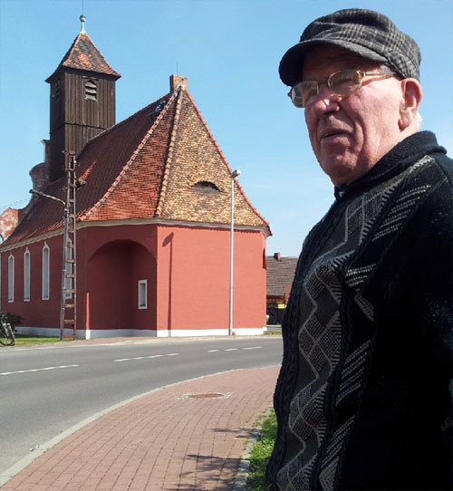 An der 1911 errichteten Döbbriker Kirche (7) beobachtet Martin Szonn gern den Sonntagsverkehr. Er ist nur zehn Jahre jünger als das Gotteshaus. 1956 bin ich ausgewandert. Nach Dissen. Aber jetzt wohne ich wieder hier. Ich kenn mich aus mit der Natur und den Wenden, sagt er