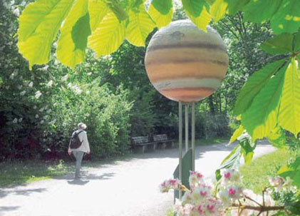 Bilden auf dem Planetenweg unter alten Kastanien oder Schach im Spreeauenpark. Für jeden etwas