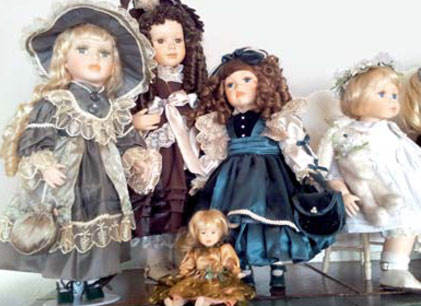 Kesse Puppenmeute. In der gastlichen Kleinen Puppenstube in Gallinchen gibts über 100 davon. Aber das ist kein Museum, sondern ein Landgasthof mit gediegener Küche und idyllischem Garten. Die etwas barocken Mädchen freuen sich auch über Herrenbesuch - zum Beispiel gleich am Vatertag...