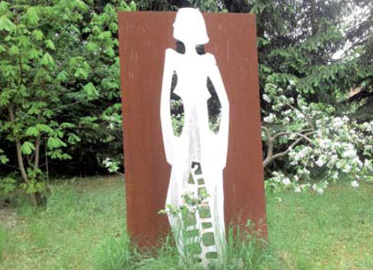 Im verwunschenen Bauerngarten des Künstlers Eberhard Krüger steht sie magisch und wetteifert in jungfräulichem Weiß mit der Apfelblüte. Nicht nur am Tag des offenen Ateliers haben entdeckungsfreudige Radler (und auch Autofahrer) hinter der Komptendorfer Kirche freien Zugang zu etwas anderer Kunst
