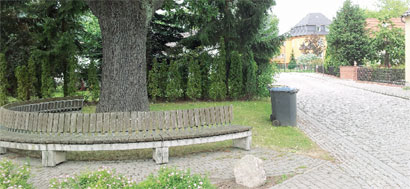 Die Groß Gaglower Dorfstraße ist so schön saniert, wie die Ströbitzer sich die ihre wünschten, aber nicht bekommen. Hinten die Villa, in der Sigmund Freuds Urenkelin Esther Freud ihren Roman Sommer in Gaglow ansiedelte. Sie ist grad für Kinder erweitert worden