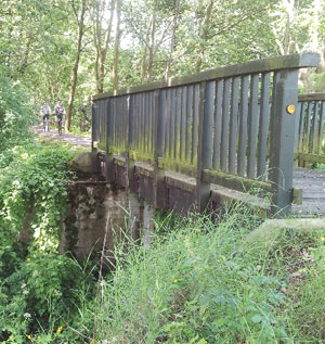 Eisenbahn-Brückenpfeiler tragen heute den Radweg